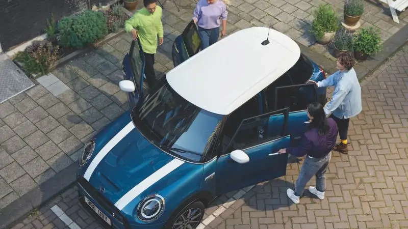 MINI HATCH CU 5 UŞI. MINI HATCH CU 5 UŞI.
